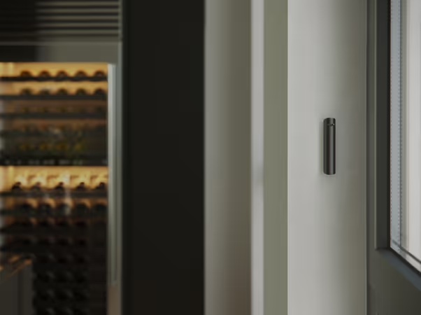 exemple de détecteur électronique de marque AJAX installé sur le mur à proximité de la fenêtre surveillée