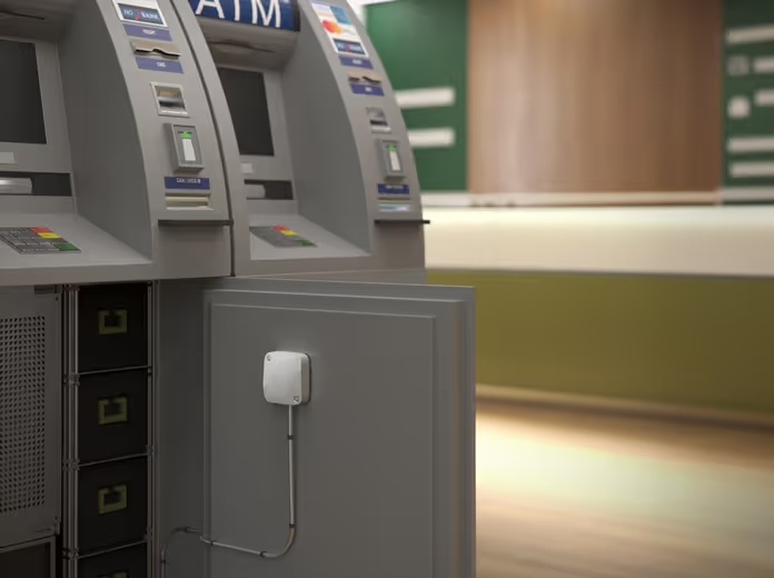 exemple de détecteur sismique de marque AJAX installé sur un distributeur de billet