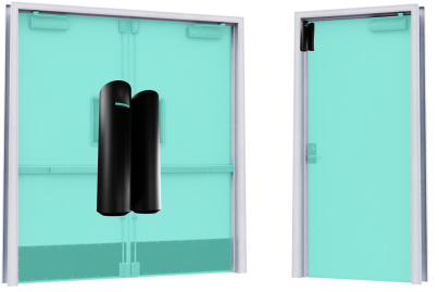 Détecteurs de système d'alarme posés sur des portes